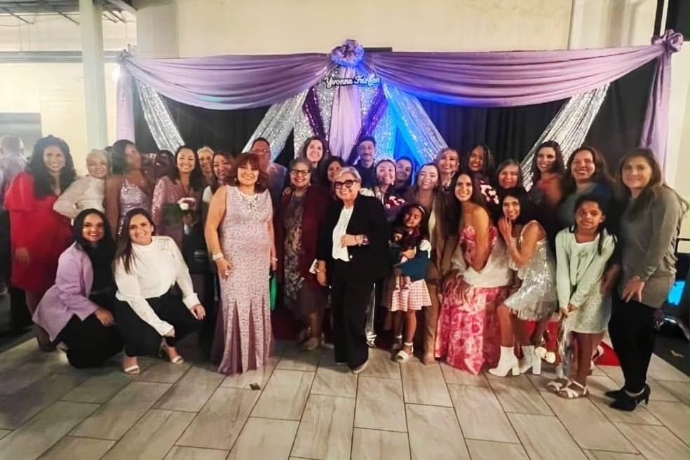 Grupo de mujeres reunidas en un evento de la comunidad