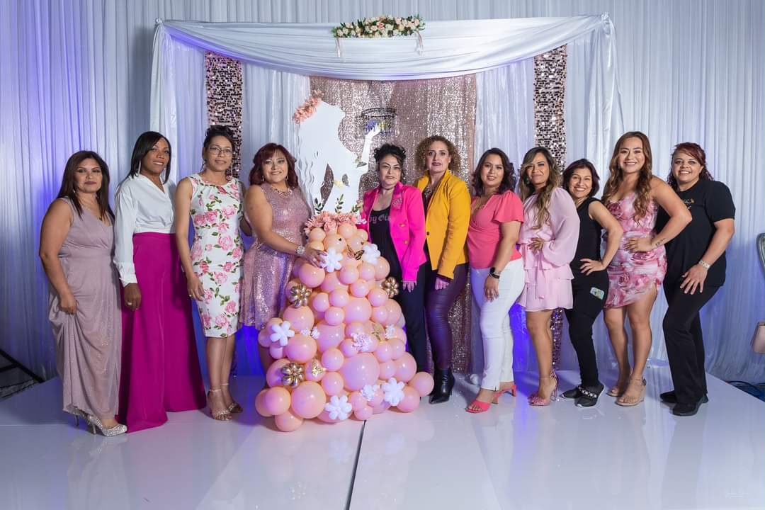 Mujeres celebrando juntas en un evento