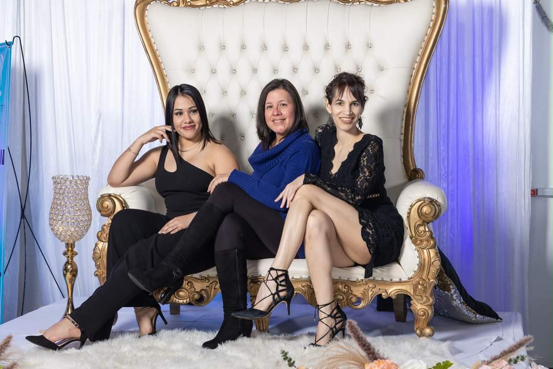Conversación entre mujeres durante el evento
