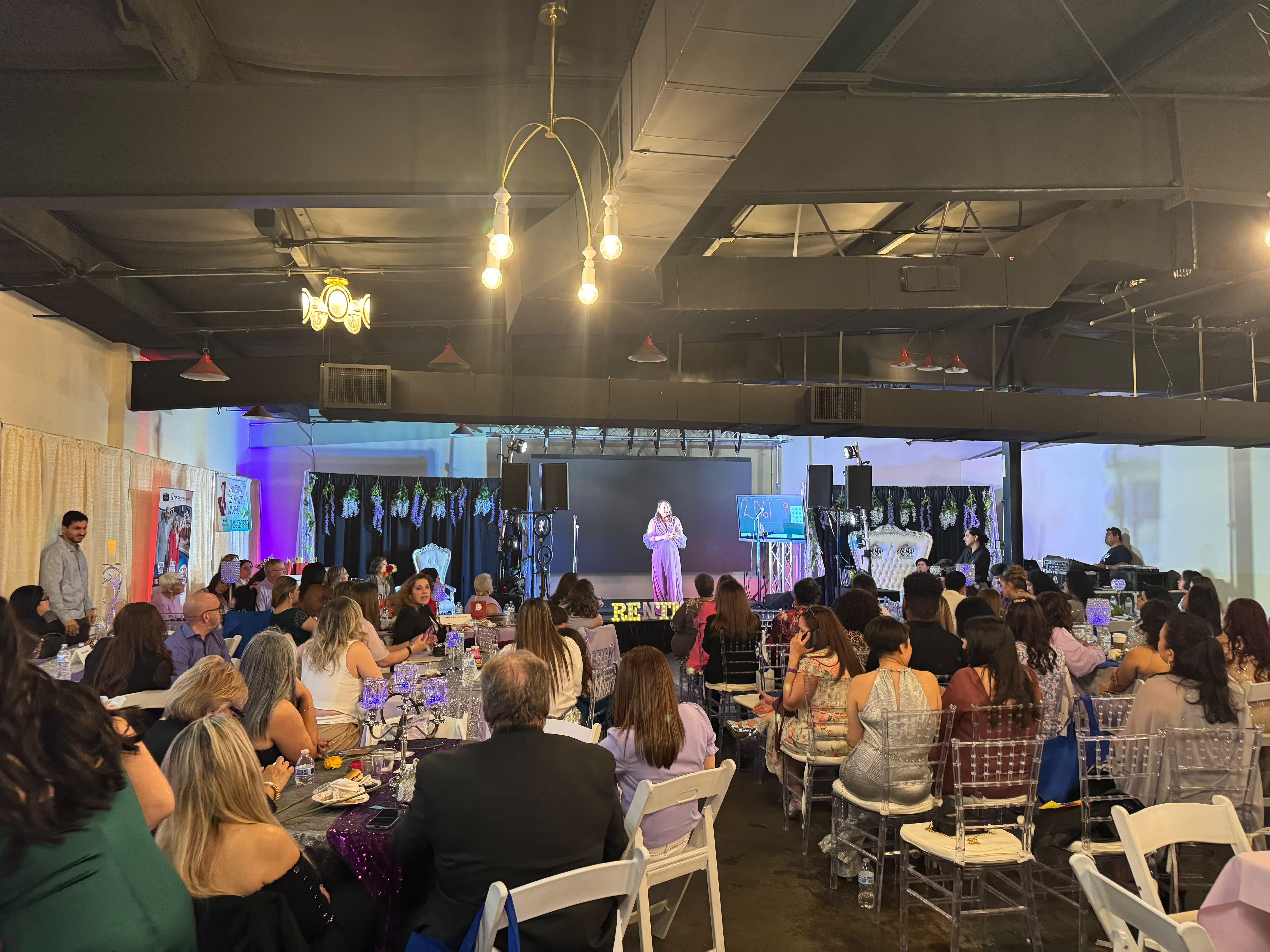 Audiencia participando en un encuentro de mujeres