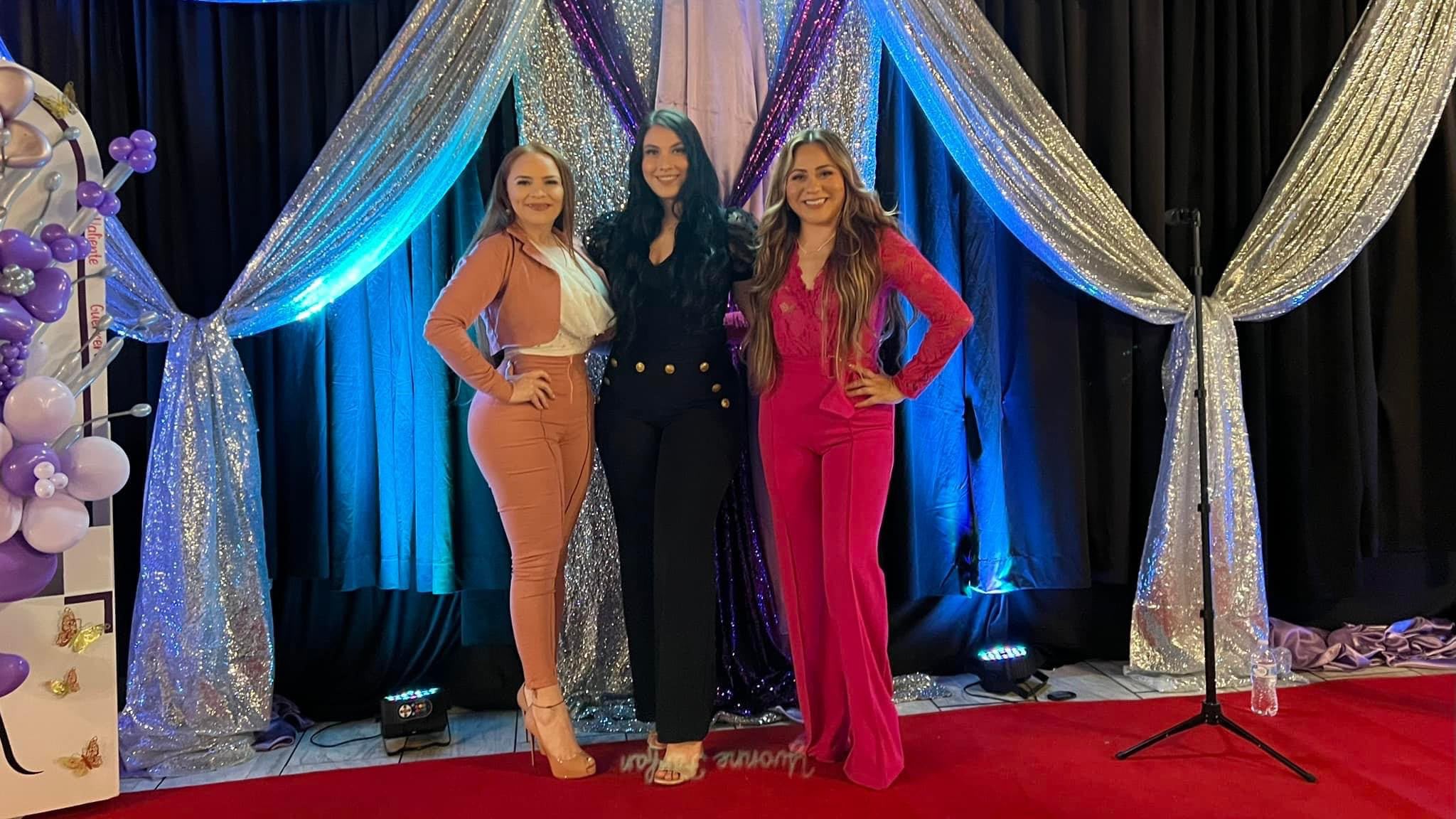 Invitadas en la alfombra de un evento